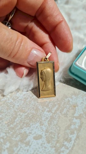 Pendentif - médaille plaqué or religieuse dans sa boite
