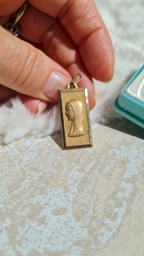 Pendentif - médaille plaqué or religieuse dans sa boite