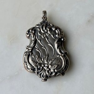 Pendentif  miroir 1900 Art Nouveau en métal argenté M3969