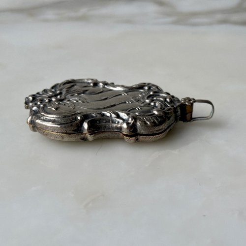 Pendentif  miroir 1900 Art Nouveau en métal argenté M3969