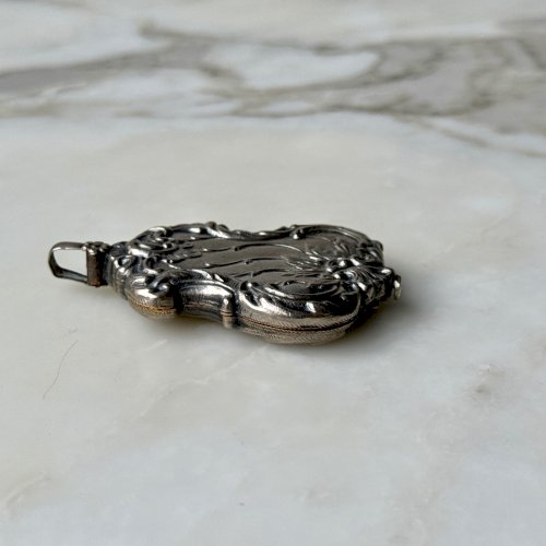 Pendentif  miroir 1900 Art Nouveau en métal argenté M3969
