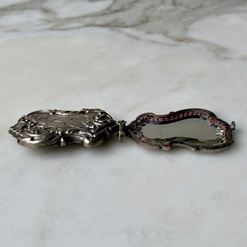 Pendentif  miroir 1900 Art Nouveau en métal argenté M3969