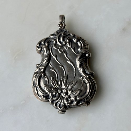 Pendentif  miroir 1900 Art Nouveau en métal argenté M3969