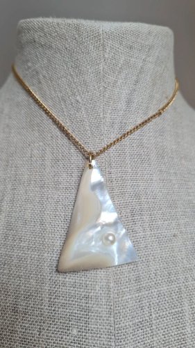 Pendentif nacre avec une perle de culture incrustée et collier plaqué or