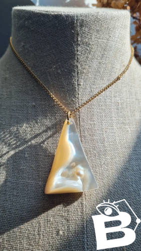 Pendentif nacre avec une perle de culture incrustée et collier plaqué or