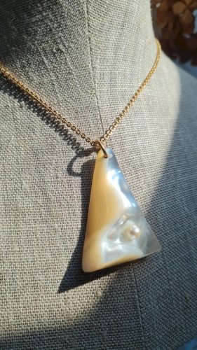 Pendentif nacre avec une perle de culture incrustée et collier plaqué or