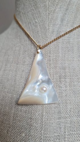 Pendentif nacre avec une perle de culture incrustée et collier plaqué or
