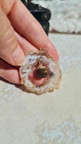Pendentif pierre naturelle tranche dagate