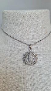 Pendentif régional en métal argenté filigrane