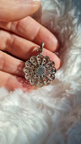 Pendentif régional en métal argenté filigrane