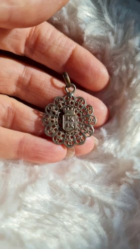 Pendentif régional en métal argenté filigrane