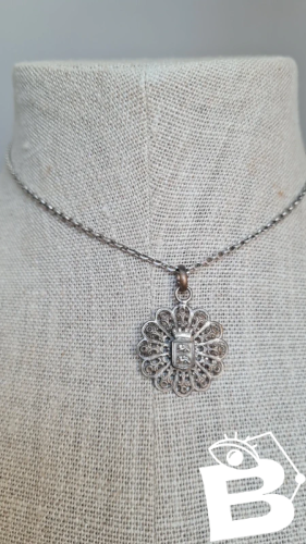 Pendentif régional en métal argenté filigrane