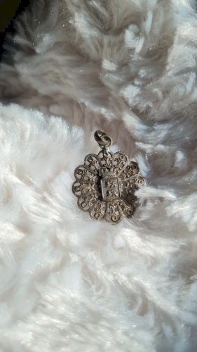 Pendentif régional en métal argenté filigrane