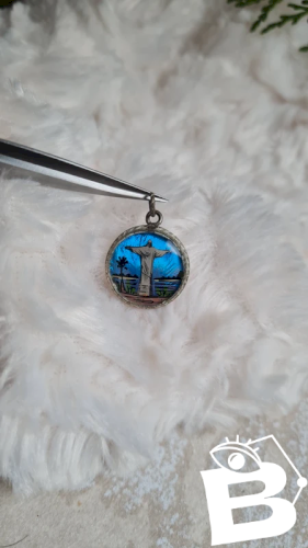 Pendentif religieux ancien en argent et une aile de papillon