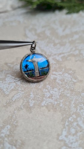 Pendentif religieux ancien en argent et une aile de papillon