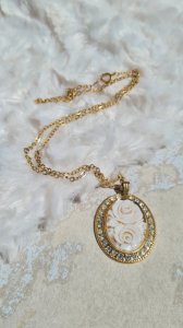 Pendentif roses Lucite