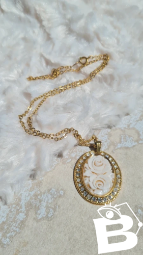 Pendentif roses Lucite