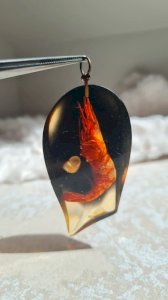 Pendentif vintage en résine inclusion Crevette