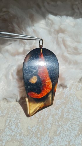 Pendentif vintage en résine inclusion Crevette