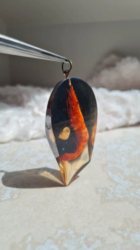 Pendentif vintage en résine inclusion Crevette