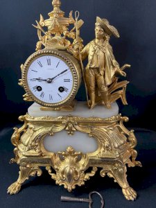 Pendule de cheminée Napoléon III au personnage masculin champêtre en métal doré