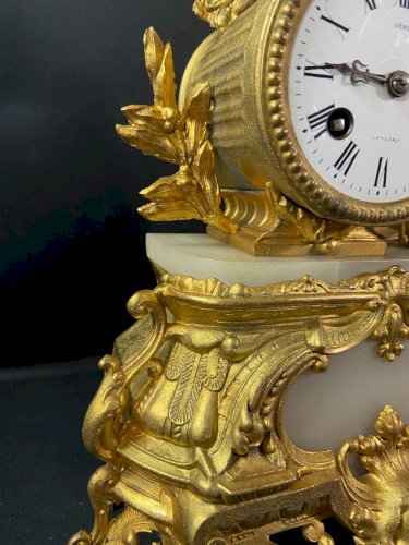 Pendule de cheminée Napoléon III au personnage masculin champêtre en métal doré