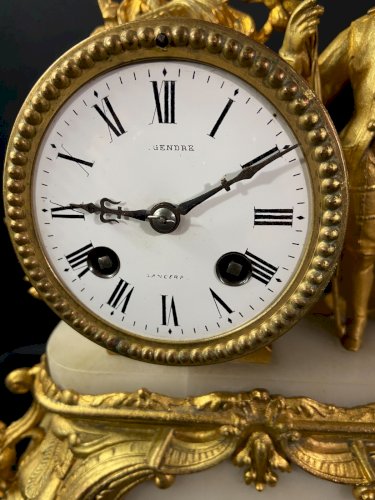 Pendule de cheminée Napoléon III au personnage masculin champêtre en métal doré