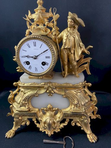 Pendule de cheminée Napoléon III au personnage masculin champêtre en métal doré