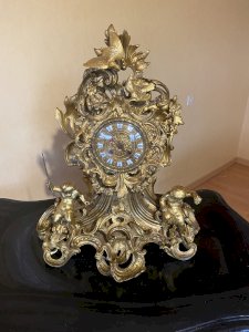 Pendule de style Louis XV en bronze doré XIX siècle