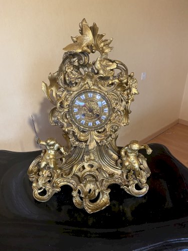 Pendule de style Louis XV en bronze doré XIX siècle