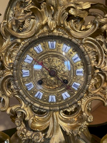 Pendule de style Louis XV en bronze doré XIX siècle