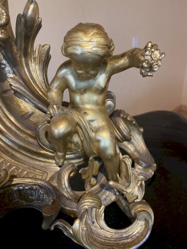Pendule de style Louis XV en bronze doré XIX siècle