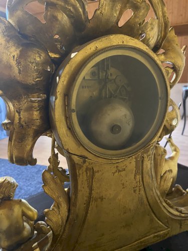 Pendule de style Louis XV en bronze doré XIX siècle