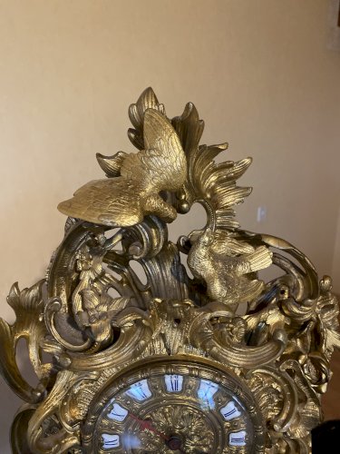 Pendule de style Louis XV en bronze doré XIX siècle