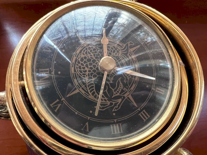 Pendule de table néo-classique en laiton doré, serpents et cadran dragon