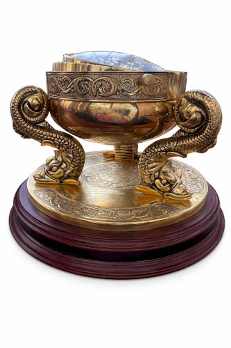 Pendule de table néo-classique en laiton doré, serpents et cadran dragon