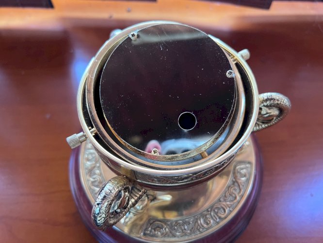 Pendule de table néo-classique en laiton doré, serpents et cadran dragon