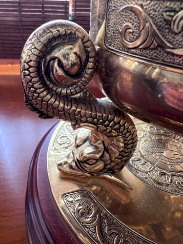 Pendule de table néo-classique en laiton doré, serpents et cadran dragon