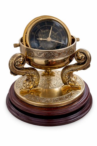 Pendule de table néo-classique en laiton doré, serpents et cadran dragon