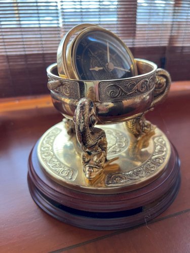 Pendule de table néo-classique en laiton doré, serpents et cadran dragon