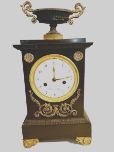 Pendule en bronze a patine verte Style Empire XIX siècle