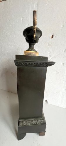 Pendule en bronze a patine verte Style Empire XIX siècle