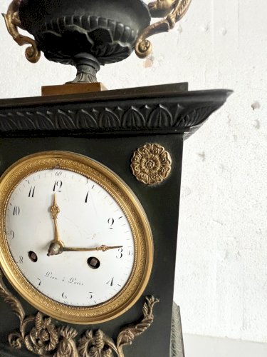 Pendule en bronze a patine verte Style Empire XIX siècle