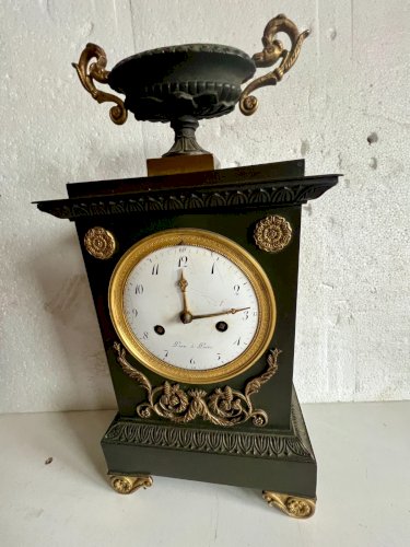Pendule en bronze a patine verte Style Empire XIX siècle