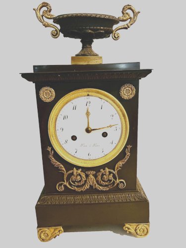 Pendule en bronze a patine verte Style Empire XIX siècle
