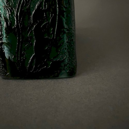 Pendule en pâte de verre dégagée à l'acide décor de feuilles de houx M2540