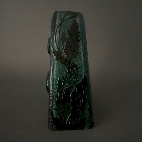Pendule en pâte de verre dégagée à l'acide décor de feuilles de houx M2540