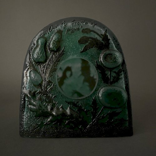 Pendule en pâte de verre dégagée à l'acide décor de feuilles de houx M2540