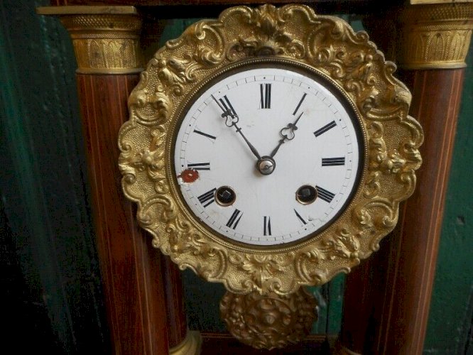 PENDULE HORLOGE A COLONNES PORTIQUE MARQUETERIE N° 2