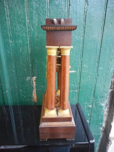 PENDULE HORLOGE A COLONNES PORTIQUE MARQUETERIE N° 2